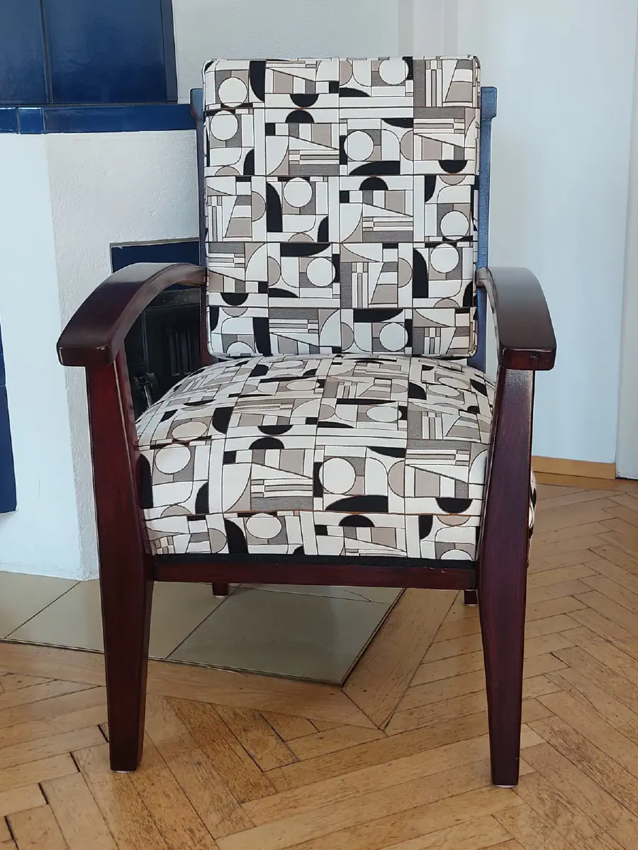 Sessel mit neuer Polsterung in geometrischem Muster