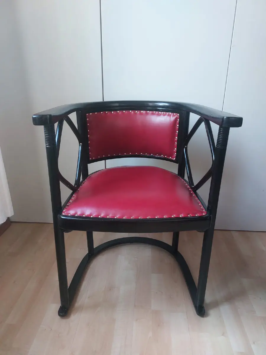 Restaurierter Thonet-Sessel mit schwarzem Gestell und roter Lederpolsterung