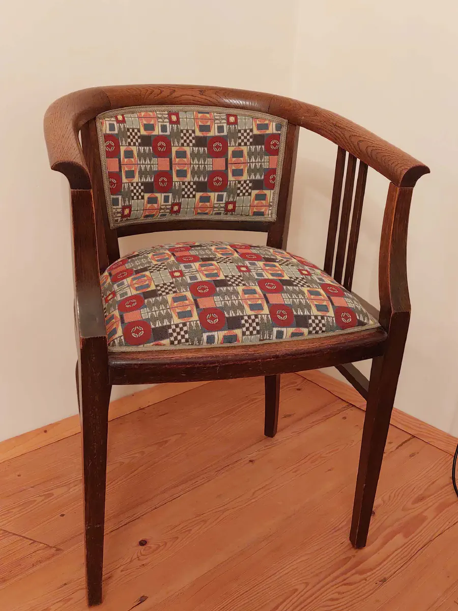 Sessel mit neuer Polsterung in bunt-geometrischem Muster