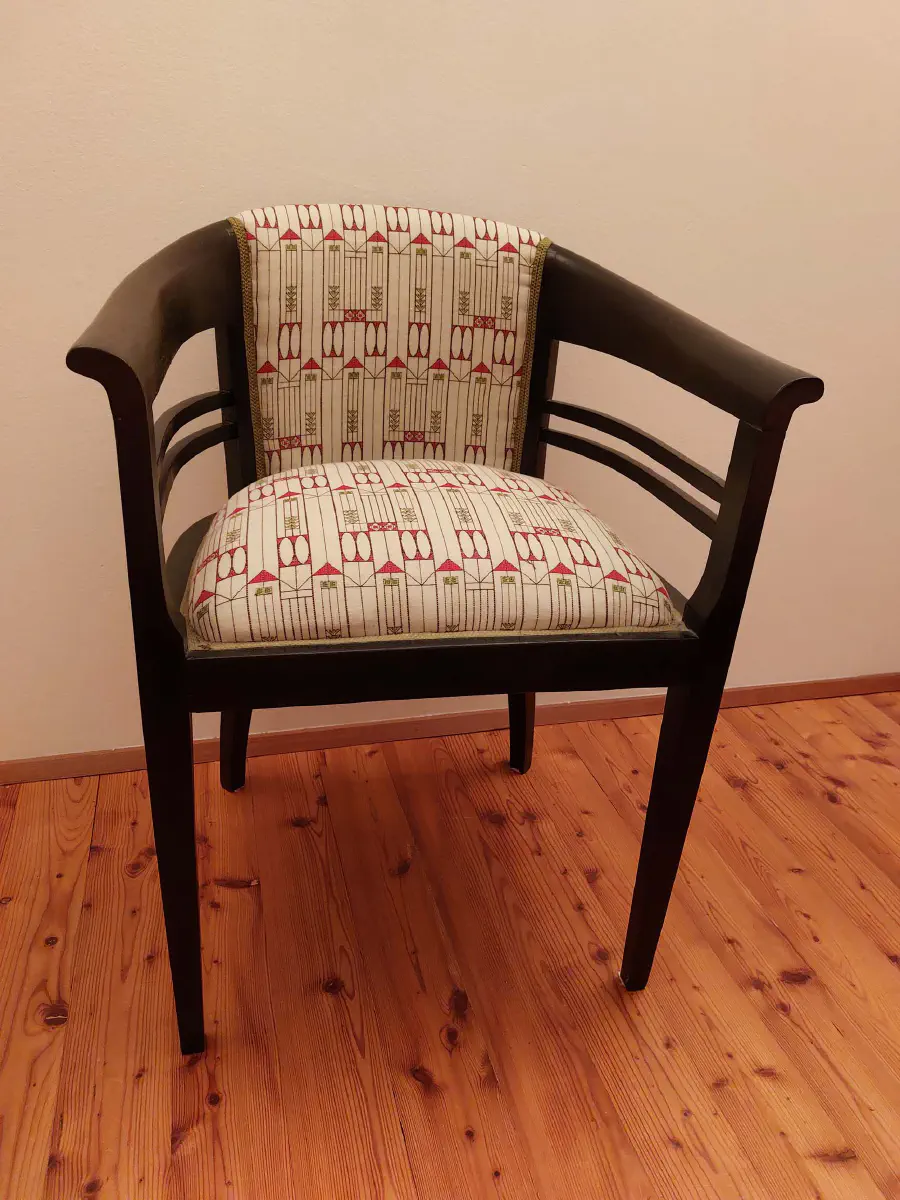 Sessel mit neuer Polsterung im Jugendstil-Muster