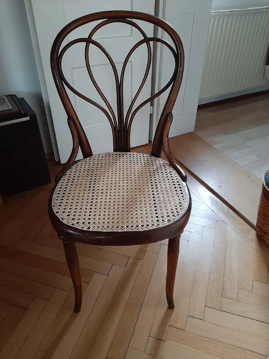 Stuhl mit frisch geflochtenem Wiener Geflecht