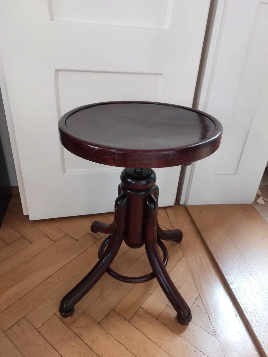 Thonet-Sessel mit schwarzem Gestell und roter Lederpolsterung, Rückansicht
