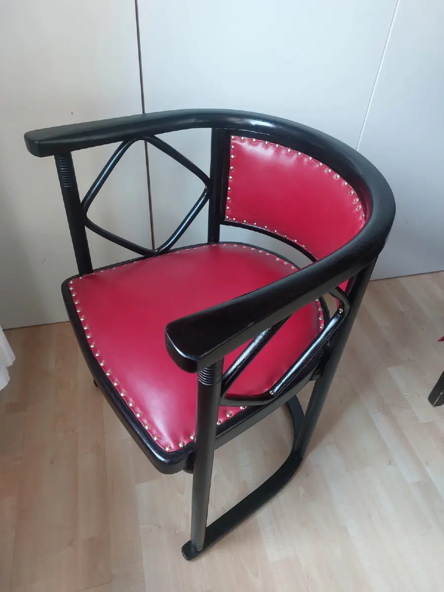 Thonet-Sessel mit schwarzem Bugholzgestell und roter Lederpolsterung, Seitenansicht