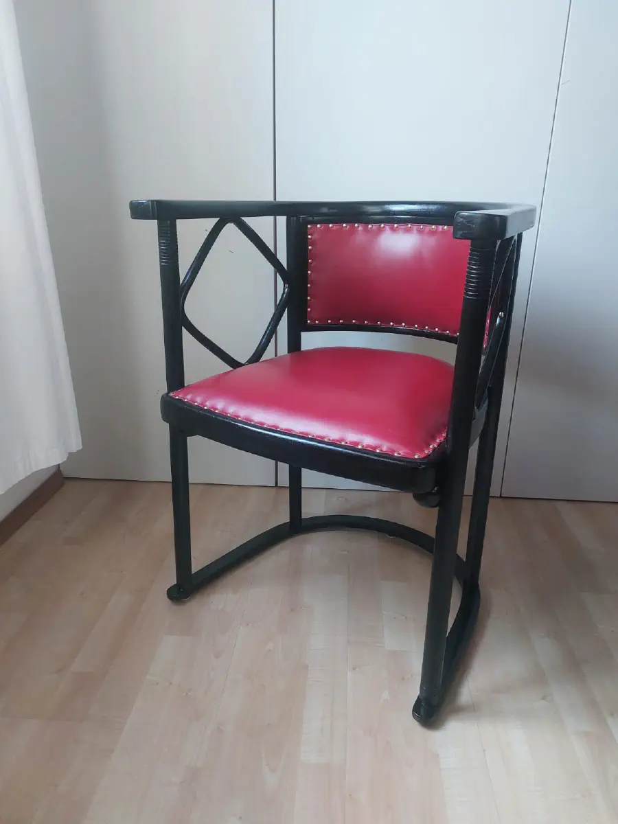 Thonet-Sessel mit schwarzem Gestell und roter Lederpolsterung, Dreiviertelansicht